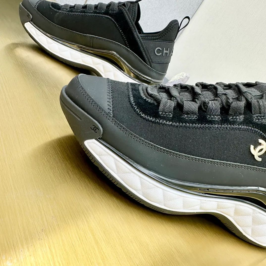 👟👟Ex-factory price 480👟👟 Top version Chanel Chanel - 2023 counter top casual sports shoes This classic design; the upper is electro-embroidered with a variety of techniques; the outsole is fashionable and sporty; it is unusual to incorporate a variety of color matching elements... The diversified mix and match is very beautiful and versatile, and can be used for leisure, fashion, sports and outdoor... ꫛꫀꪝ Go➫ Material: ❶Upper is made of: original imported mercerized velvet + double-layer breathable mesh ❷Inside is made of: original imported breathable mesh ❸Outsole is based on: original TPU combination outsole Counter boutique packaging complete set Women 35-41 Men 38-46 ᅟᅠᅟᅠᅟᅠ